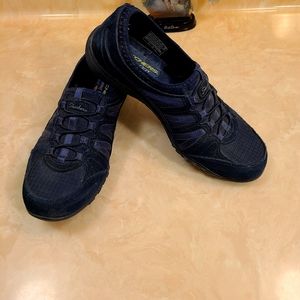 Womens Skechers slip on gym shoes